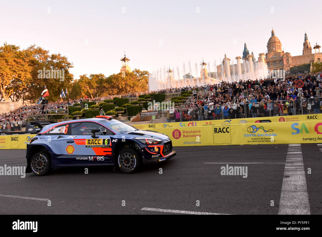 Barcelone, Barcelone, Espagne. 25 octobre, 2018. La Hyundai i20 WRC Coupé des pilotes espagnols Dani Sordo et Carlos del Barrio vu à l'étape d'asphalte à Barcelone pendant le RACC Catalunya Costa Daurada Rally. Credit : Ramon Costa/SOPA Images/ZUMA/Alamy Fil Live News Banque D'Images