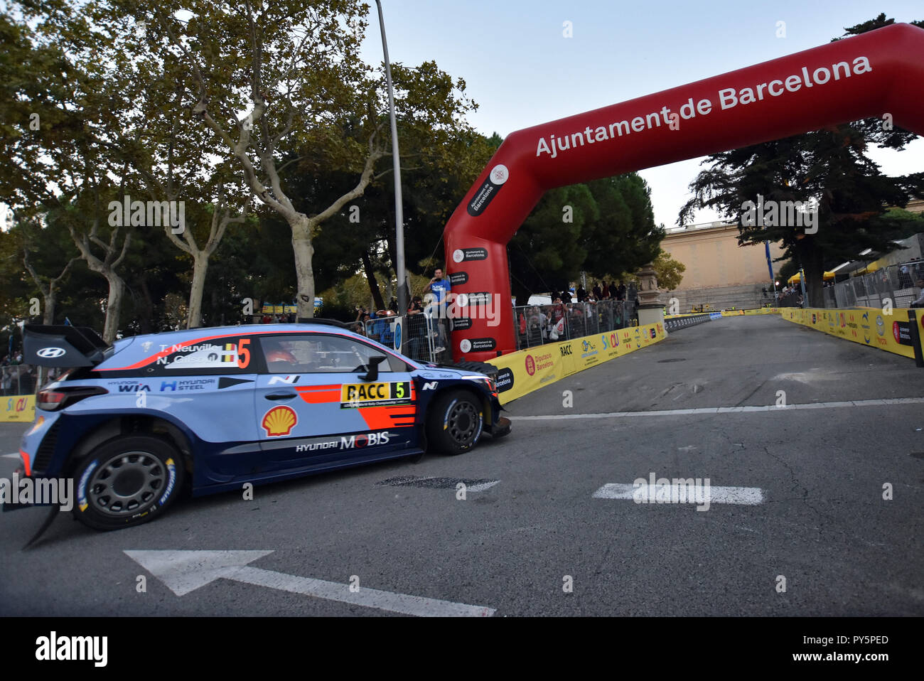 Barcelone, Barcelone, Espagne. 25 octobre, 2018. La Hyundai i20 WRC Coupé des pilotes Thierry Nouville et Nicolas Gilsoul vu à l'étape d'asphalte à Barcelone pendant le RACC Catalunya Costa Daurada Rally. Credit : Ramon Costa/SOPA Images/ZUMA/Alamy Fil Live News Banque D'Images