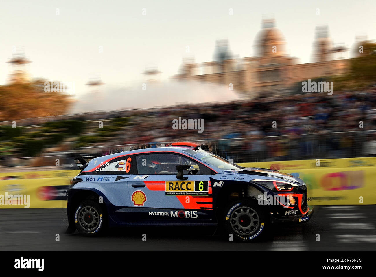 Barcelone, Catalogne, Espagne. 25 octobre, 2018. La Hyundai i20 WRC Coupé des pilotes espagnols Dani Sordo et Carlos del Barrio vu à l'étape d'asphalte à Barcelone pendant le RACC Catalunya Costa Daurada Rally. Credit : Ramon Costa/SOPA Images/ZUMA/Alamy Fil Live News Banque D'Images