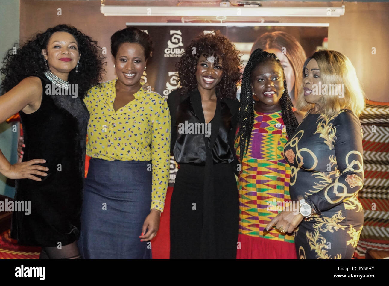 Londres, Royaume-Uni. 25 octobre, 2018. Kanya King MBE, Charlene White assister à juin à la bibliothèque booklaunch Sarpong, Londres. British-Ghanaian Juin célébrité Sarpong lance son livre, diversifier : Six degrés d'intégration, à la bibliothèque, St Martin's Lane, WC2N 4BD, avec Dentaa, Charlene Blanc et Kanya King MBE. Crédit : Peter Hogan/Alamy Live News Banque D'Images