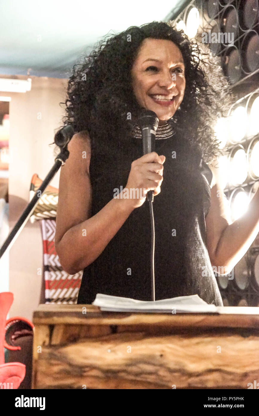 Londres, Royaume-Uni. 25 octobre, 2018. Kanya King MBE, Charlene White assister à juin à la bibliothèque booklaunch Sarpong, Londres. British-Ghanaian Juin célébrité Sarpong lance son livre, diversifier : Six degrés d'intégration, à la bibliothèque, St Martin's Lane, WC2N 4BD, avec Dentaa, Charlene Blanc et Kanya King MBE. Crédit : Peter Hogan/Alamy Live News Banque D'Images