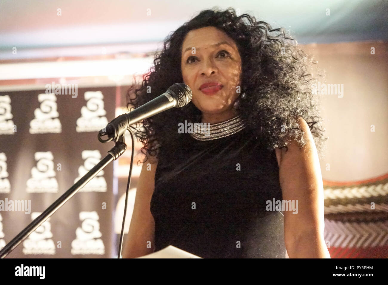 Londres, Royaume-Uni. 25 octobre, 2018. Kanya King MBE, Charlene White assister à juin à la bibliothèque booklaunch Sarpong, Londres. British-Ghanaian Juin célébrité Sarpong lance son livre, diversifier : Six degrés d'intégration, à la bibliothèque, St Martin's Lane, WC2N 4BD, avec Dentaa, Charlene Blanc et Kanya King MBE. Crédit : Peter Hogan/Alamy Live News Banque D'Images