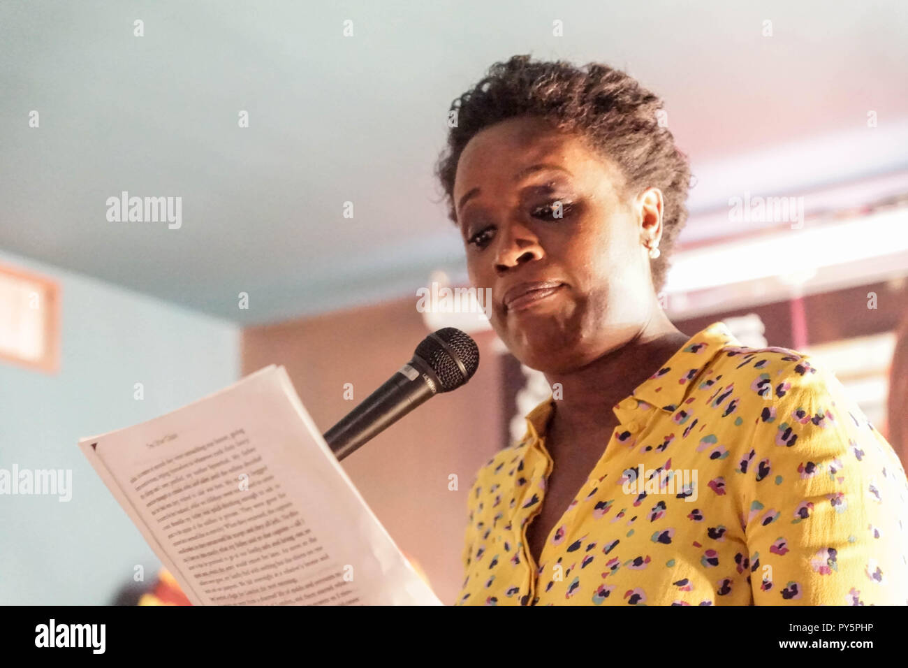 Londres, Royaume-Uni. 25 octobre, 2018. Kanya King MBE, Charlene White assister à juin à la bibliothèque booklaunch Sarpong, Londres. British-Ghanaian Juin célébrité Sarpong lance son livre, diversifier : Six degrés d'intégration, à la bibliothèque, St Martin's Lane, WC2N 4BD, avec Dentaa, Charlene Blanc et Kanya King MBE. Crédit : Peter Hogan/Alamy Live News Banque D'Images