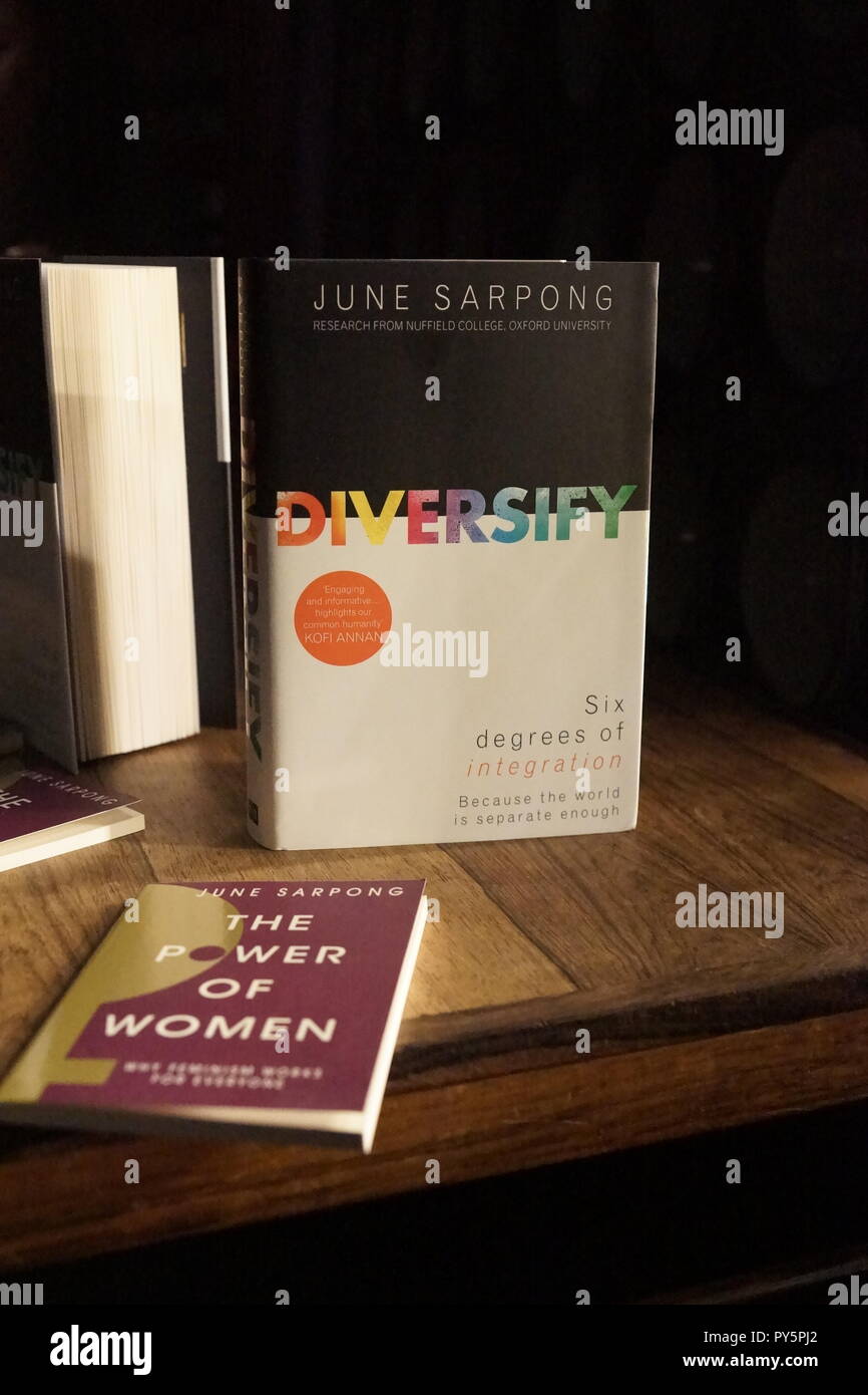 Londres, Royaume-Uni. 25 octobre, 2018. Kanya King MBE, Charlene White assister à juin à la bibliothèque booklaunch Sarpong, Londres. British-Ghanaian Juin célébrité Sarpong lance son livre, diversifier : Six degrés d'intégration, à la bibliothèque, St Martin's Lane, WC2N 4BD, avec Dentaa, Charlene Blanc et Kanya King MBE. Crédit : Peter Hogan/Alamy Live News Banque D'Images