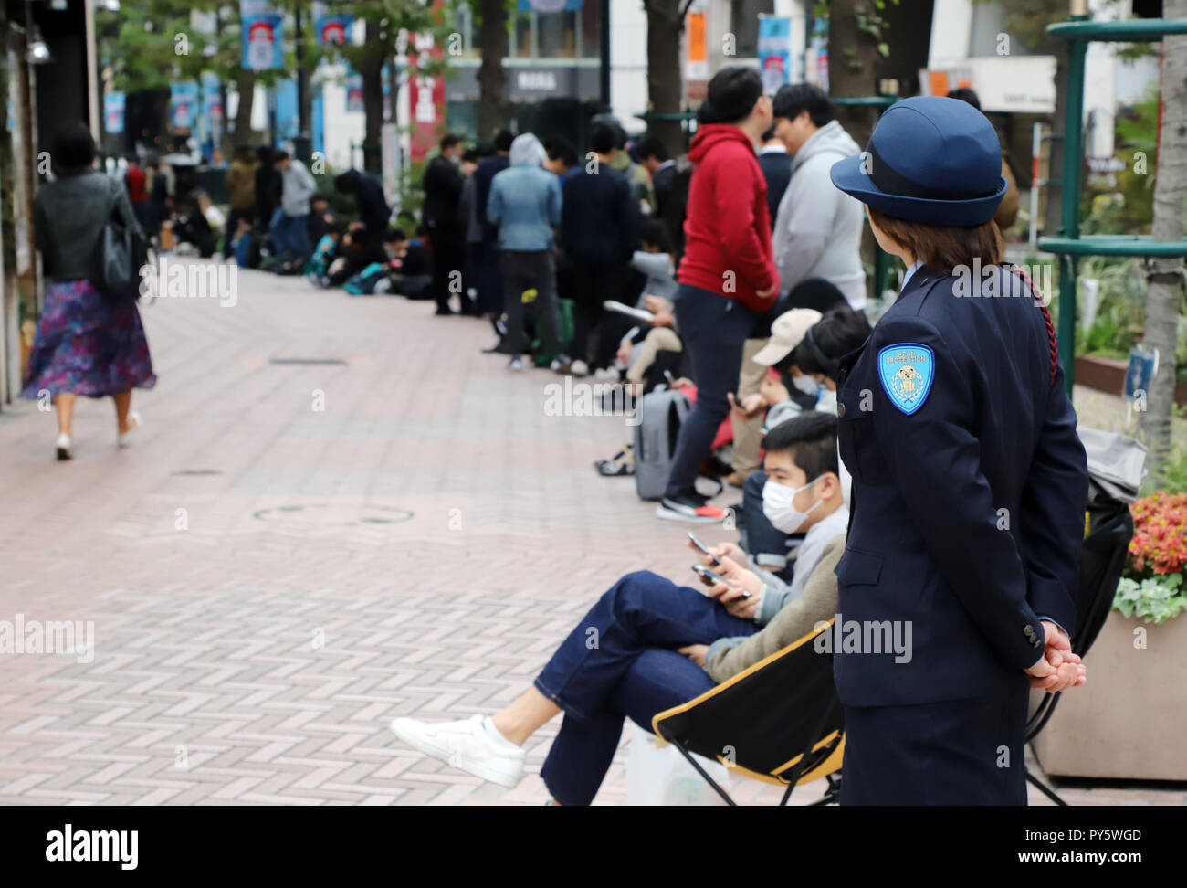 Tokyo, Japon. 26Th Oct, 2018. Les clients attendent le renouvellement ouverture de l'Apple Store de Shibuya à Tokyo, le vendredi 26 octobre, 2018. Le Japon Apple Store remodelé son à Shibuya et quelque 700 personnes en file d'attente jusqu'à acheter Apple's 'iPhone XR'. Credit : Yoshio Tsunoda/AFLO/Alamy Live News Banque D'Images