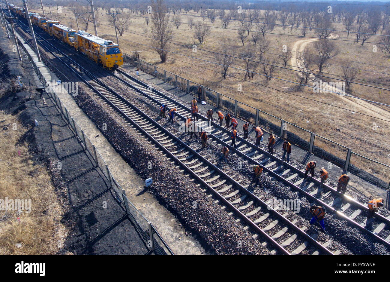 (181026) -- DATONG, 26 octobre 2018 (Xinhua) -- photo aérienne prise le 24 octobre 2018 présente les membres du personnel d'entretien du chemin de fer Datong-Qinhuangdao à Datong, Chine du Nord, Province de Shanxi. Les 653 km de long Datong-Qinhuangdao Railway est une artère de transport de charbon de la Chine. (Xinhua/Cao Yang) (zyd) Banque D'Images