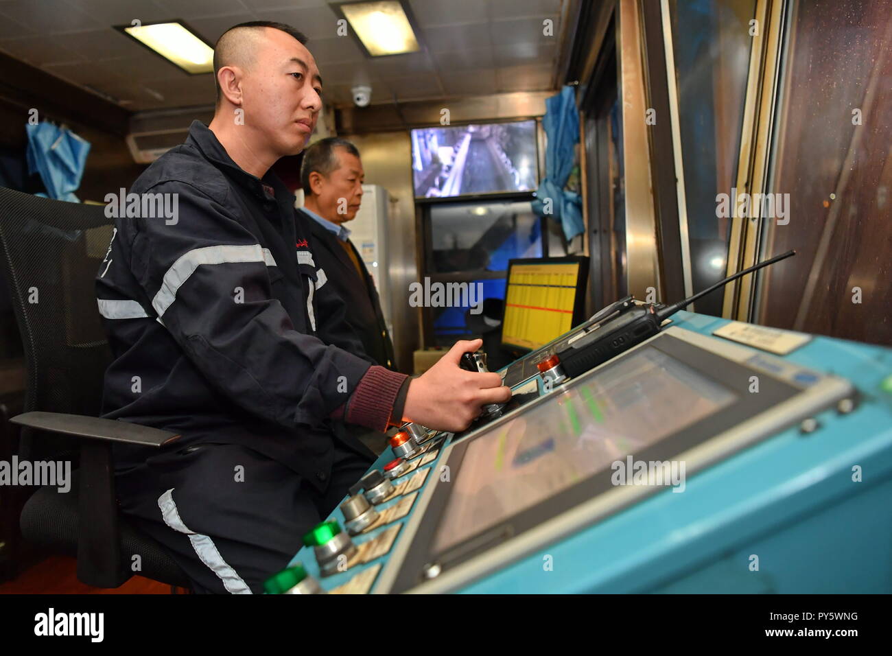 (181026) -- DATONG, 26 octobre 2018 (Xinhua) -- charge les exploitants de charbon à une station de chargement sur le Datong-Qinhuangdao railway à Datong, Chine du Nord, Province de Shanxi, le 23 octobre 2018. Les 653 km de long Datong-Qinhuangdao Railway est une artère de transport de charbon de la Chine. (Xinhua/Cao Yang) (zyd) Banque D'Images