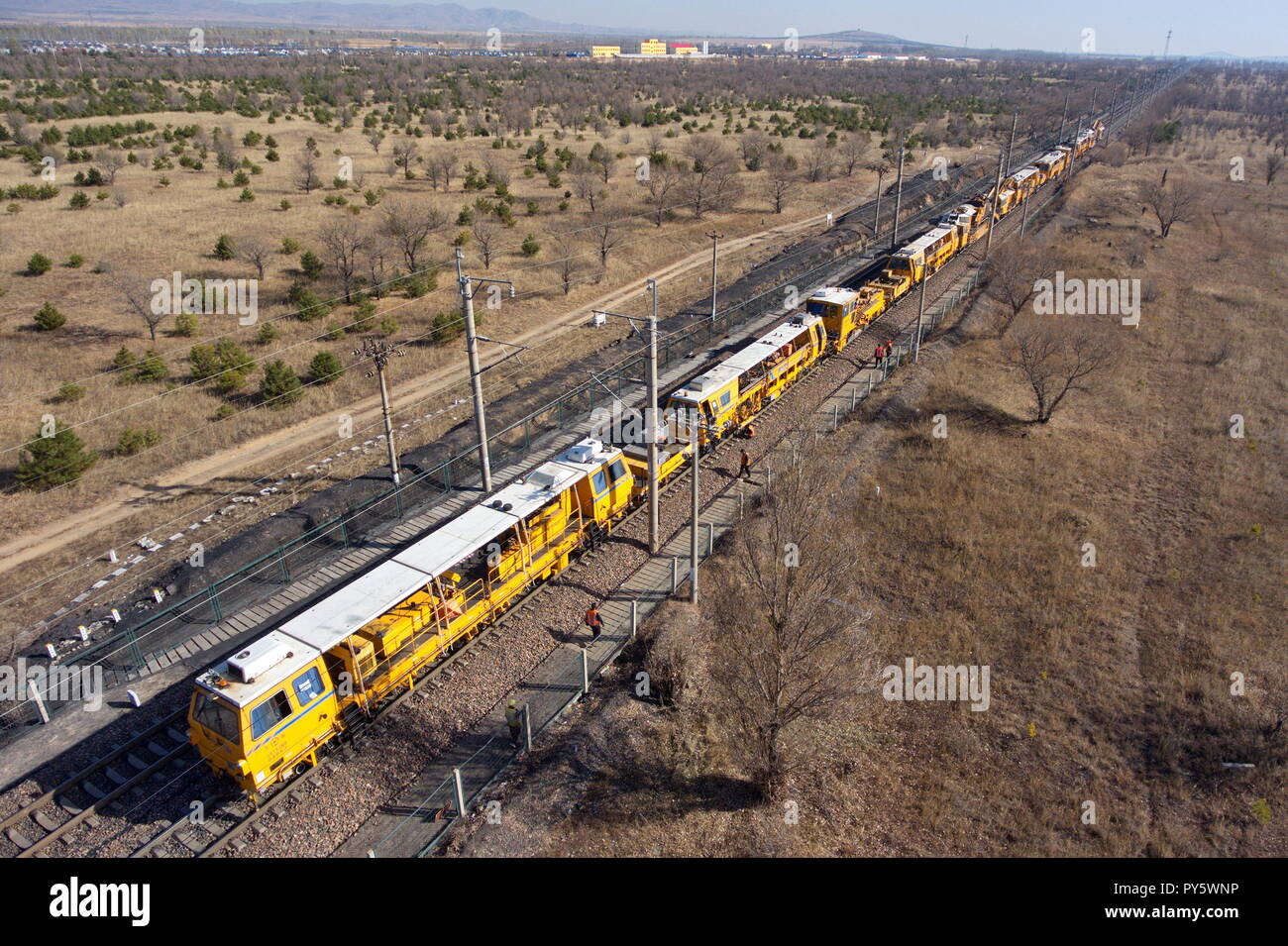 (181026) -- DATONG, 26 octobre 2018 (Xinhua) -- photo aérienne prise le 24 octobre 2018 présente les membres du personnel d'entretien du chemin de fer Datong-Qinhuangdao à Datong, Chine du Nord, Province de Shanxi. Les 653 km de long Datong-Qinhuangdao Railway est une artère de transport de charbon de la Chine. (Xinhua/Cao Yang) (zyd) Banque D'Images