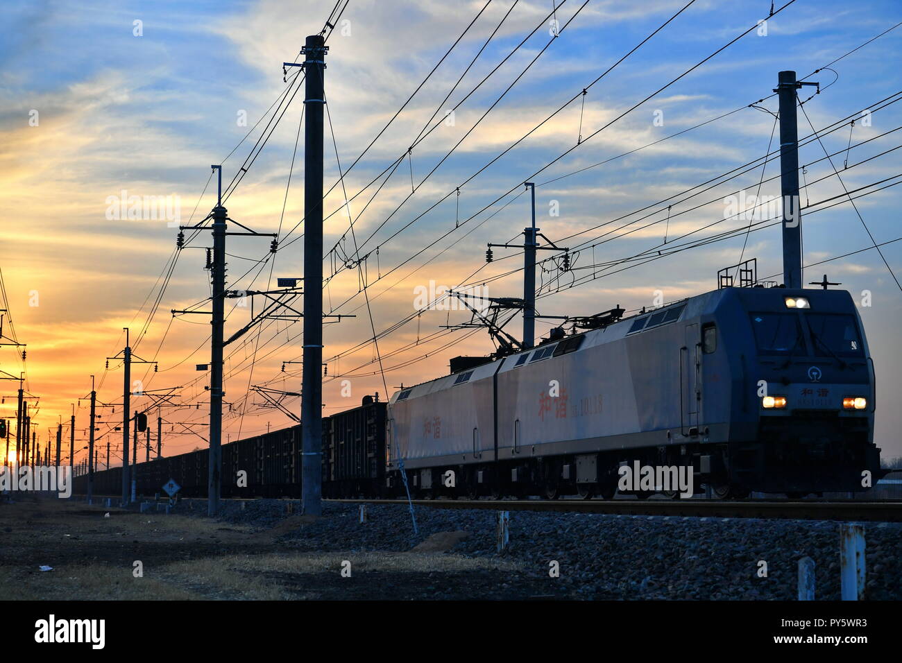 Datong, la province de Shanxi. 24 Oct, 2018. Un train de marchandises s'exécute sur le chemin de fer Datong-Qinhuangdao à Datong, Chine du Nord, Province de Shanxi, le 24 octobre 2018. Les 653 km de long Datong-Qinhuangdao Railway est une artère de transport de charbon de la Chine. Credit : Cao Yang/Xinhua/Alamy Live News Banque D'Images