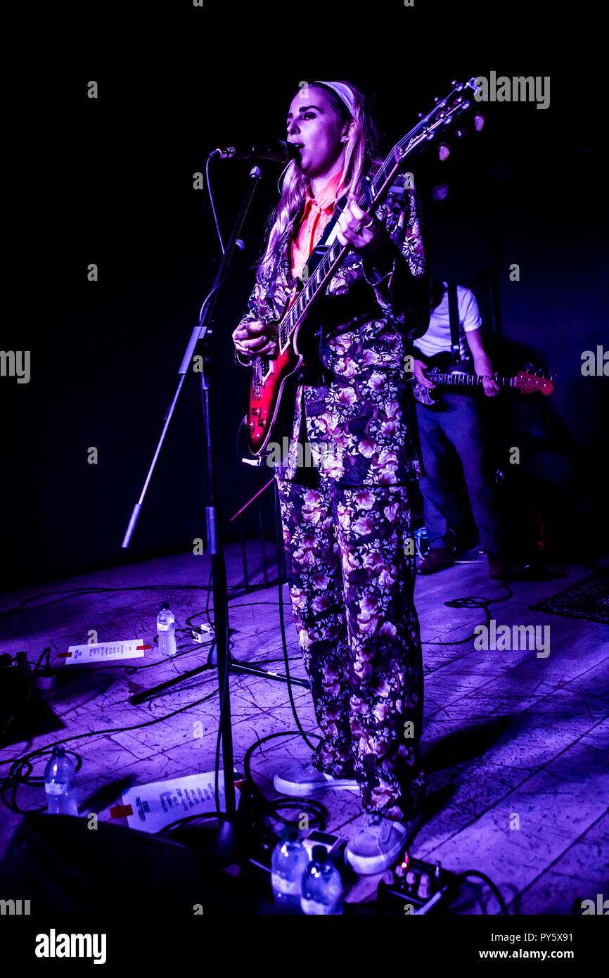 Milan, Italie. 25 octobre, 2018. Arnell-Cullen Laurel, mieux connu sous le nom de Laurel, un musicien pop britannique basée à Londres il se produit à Ohibò à Milan, Italie, le 25 octobre 2018 Credit : Mairo Cinquetti/Alamy Live News Banque D'Images
