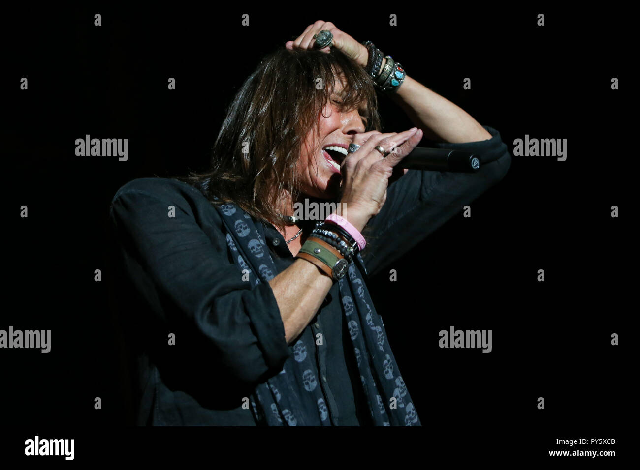 Huntington, New York, USA. 25 octobre, 2018. Jeff Keith de Tesla effectue sur scène à l'extrême le 25 octobre 2018 à Huntington, New York. Credit : AKPhoto/Alamy Live News Banque D'Images