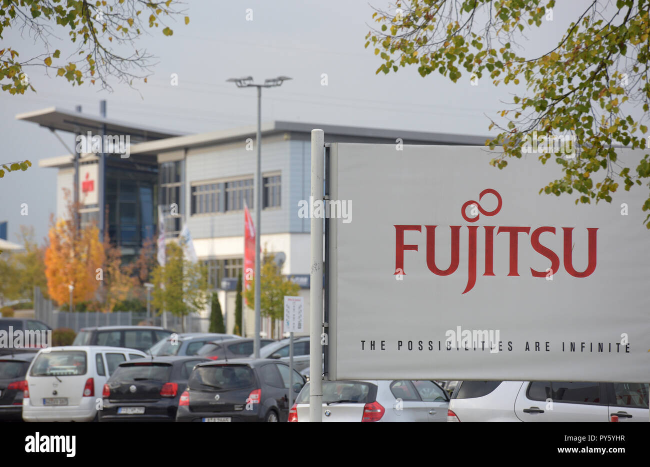 Augsburg, Allemagne. 26Th Oct, 2018. Les voitures sont garées en face de l'usine de Fujitsu. Le groupe informatique japonais Fujitsu est de fermer son usine d'Augsbourg en 2020 dans le cadre d'une importante réorganisation de l'entreprise. Tous les 1500 employés d'Augsbourg sont touchés par la fermeture. Environ 300 emplois à d'autres sites allemands sont aussi à couper. Credit : Stefan Udry/dpa/Alamy Live News Banque D'Images