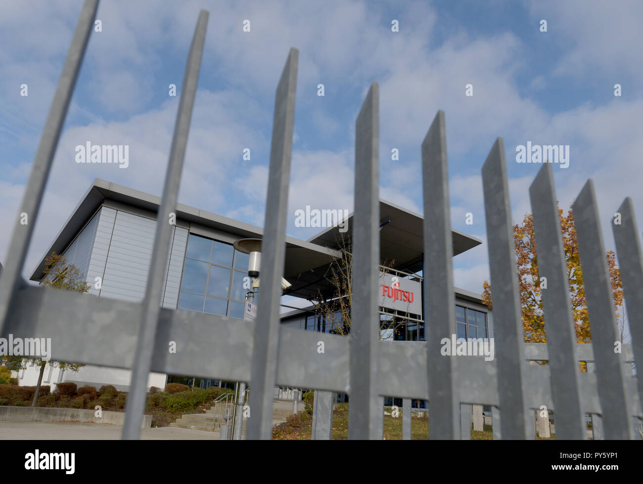 26 octobre 2018, la Bavière, Augsbourg : une clôture métallique se dresse devant l'usine de Fujitsu. Le groupe informatique japonais Fujitsu est de fermer son usine d'Augsbourg en 2020 dans le cadre d'une importante réorganisation de l'entreprise. Tous les 1500 employés d'Augsbourg sont touchés par la fermeture. Environ 300 emplois à d'autres sites allemands sont aussi à couper. Photo : Stefan Udry/dpa Banque D'Images