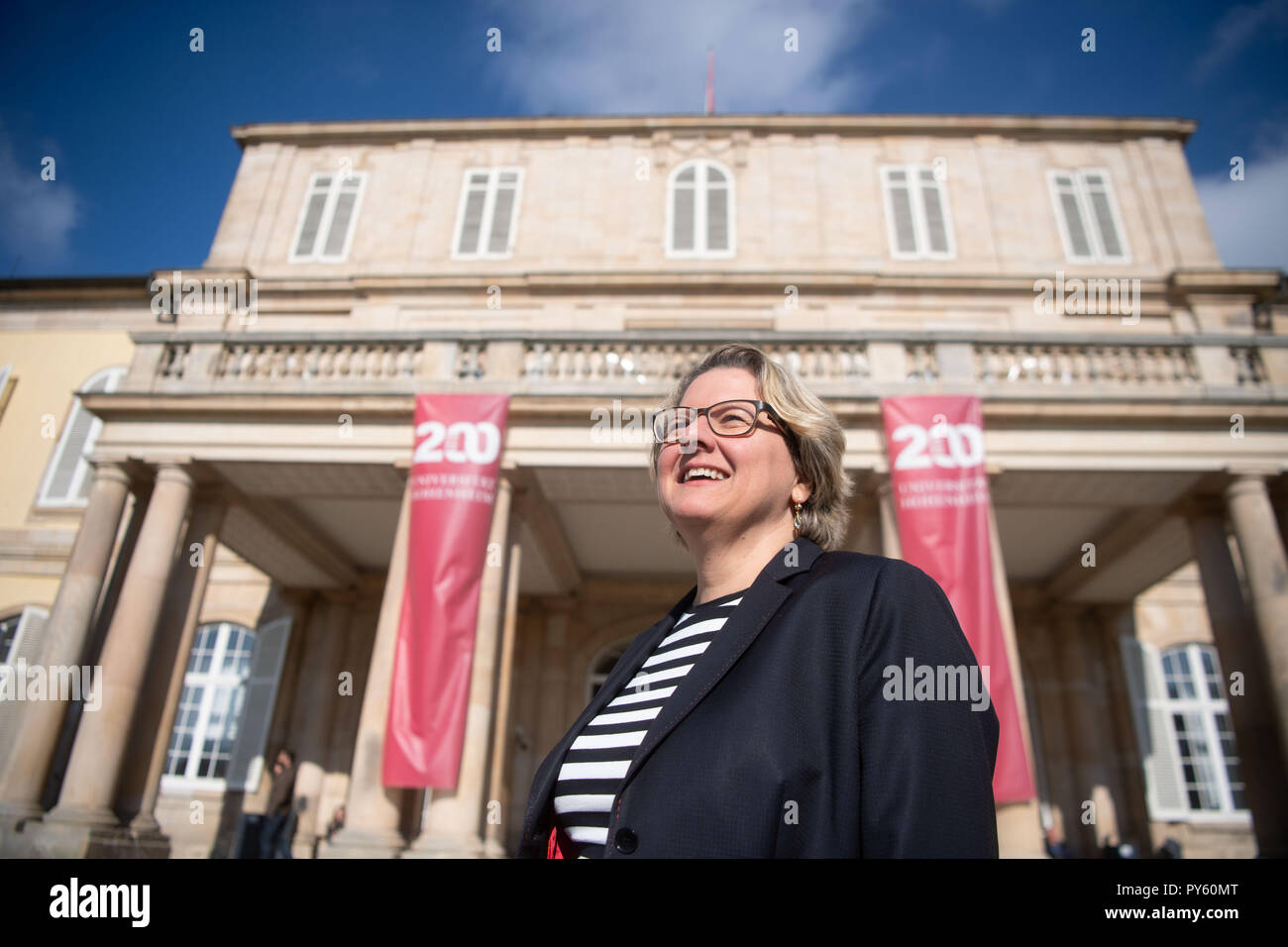 Stuttgart, Allemagne. 26Th Oct, 2018. Le ministre fédéral de l'environnement Svenja Schulze (SPD) se tient juste en face de Château Hohenheim. Schulze a visité l'Université de Hohenheim et appris sur l'état actuel de la recherche sur les insectes. Credit : Marijan Murat/dpa/Alamy Live News Banque D'Images