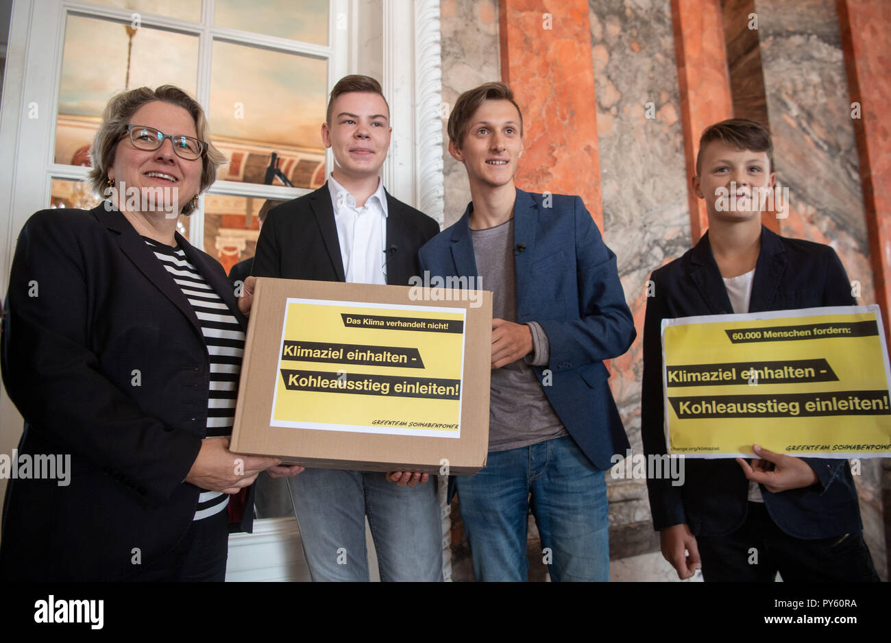 Stuttgart, Allemagne. 26Th Oct, 2018. Le ministre fédéral de l'environnement Svenja Schulze (SPD) est présenté avec environ 60000 signatures pour le retrait du charbon par des membres de la 'Greenteam Schwabenpower' initiative, un sous-groupe de Greenpeace initiée par les jeunes, dans une salle au château de Hohenheim. Schulze a visité l'Université de Hohenheim et appris sur l'état actuel de la recherche sur les insectes. Credit : Marijan Murat/dpa/Alamy Live News Banque D'Images