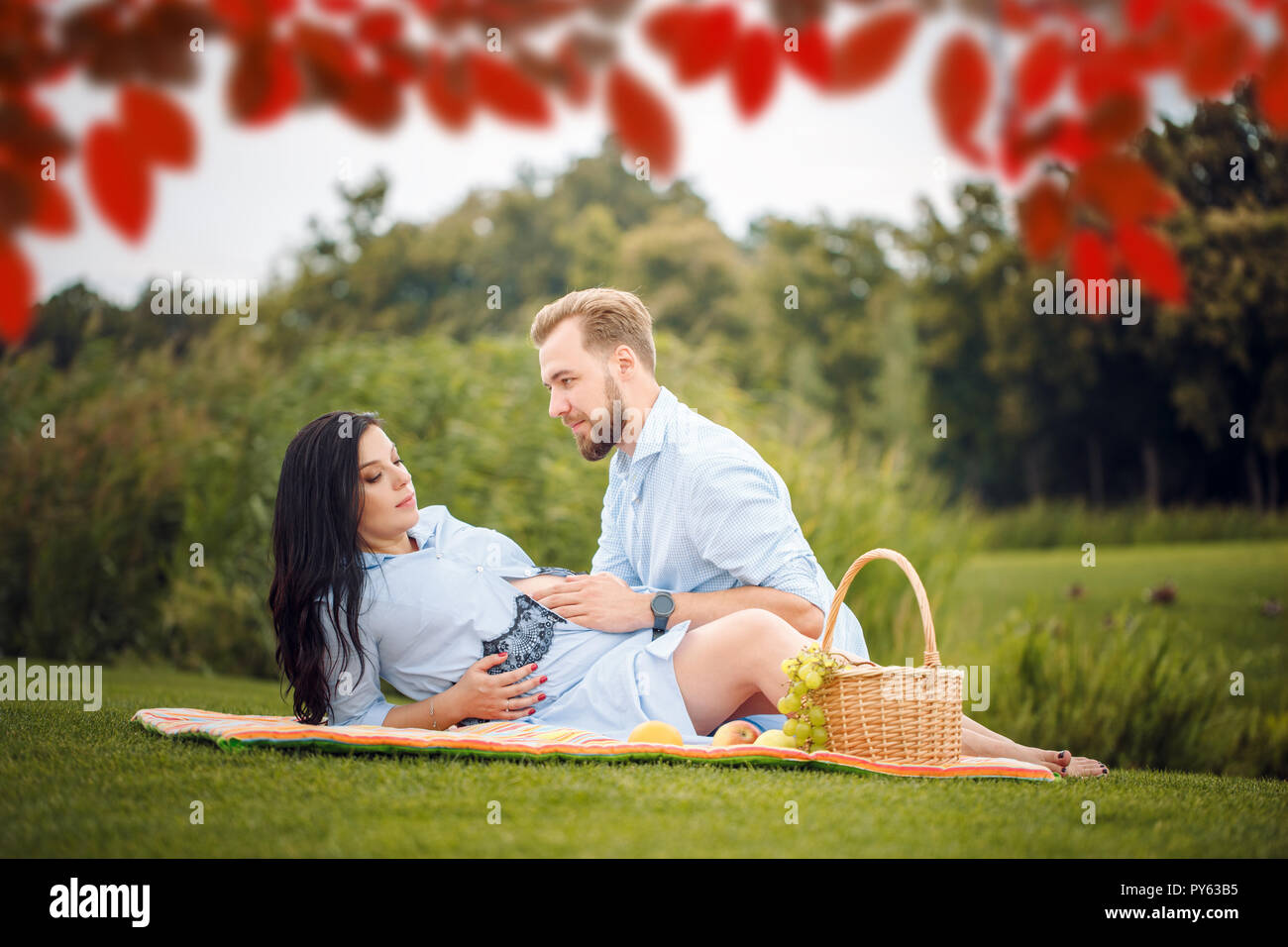 Jeune Couple Ayant Un Pique Nique Dans Un Parc De La Ville Une Femme Attend Un Bebe Photo Stock Alamy