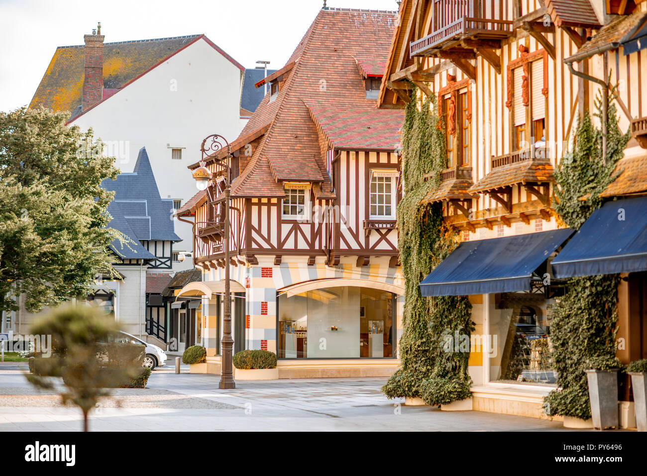 Street View de belles maisons anciennes dans le centre ville de Deauville, célèbre station française en Normandie Banque D'Images