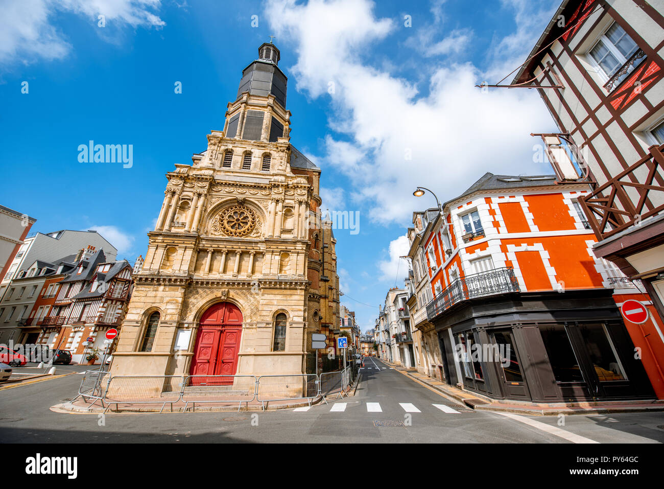 Street view avec la basilique et les bâtiments au cours de la météo ensoleillée à Trouville, célèbre ville française en Normandie Banque D'Images