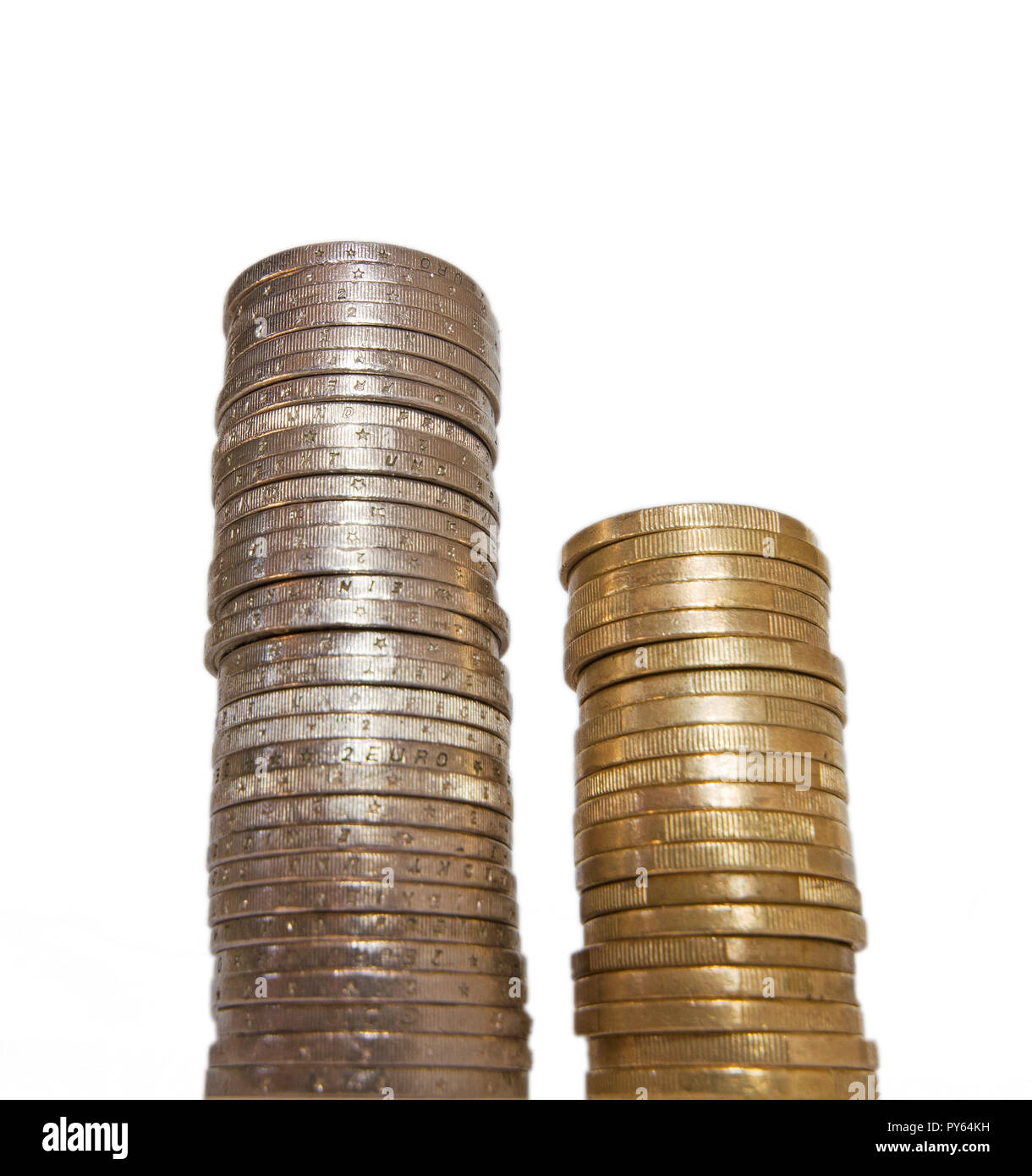 Des colonnes, des piles de pièces de monnaie sur fond blanc, une et deux pièces euro Photo Stock