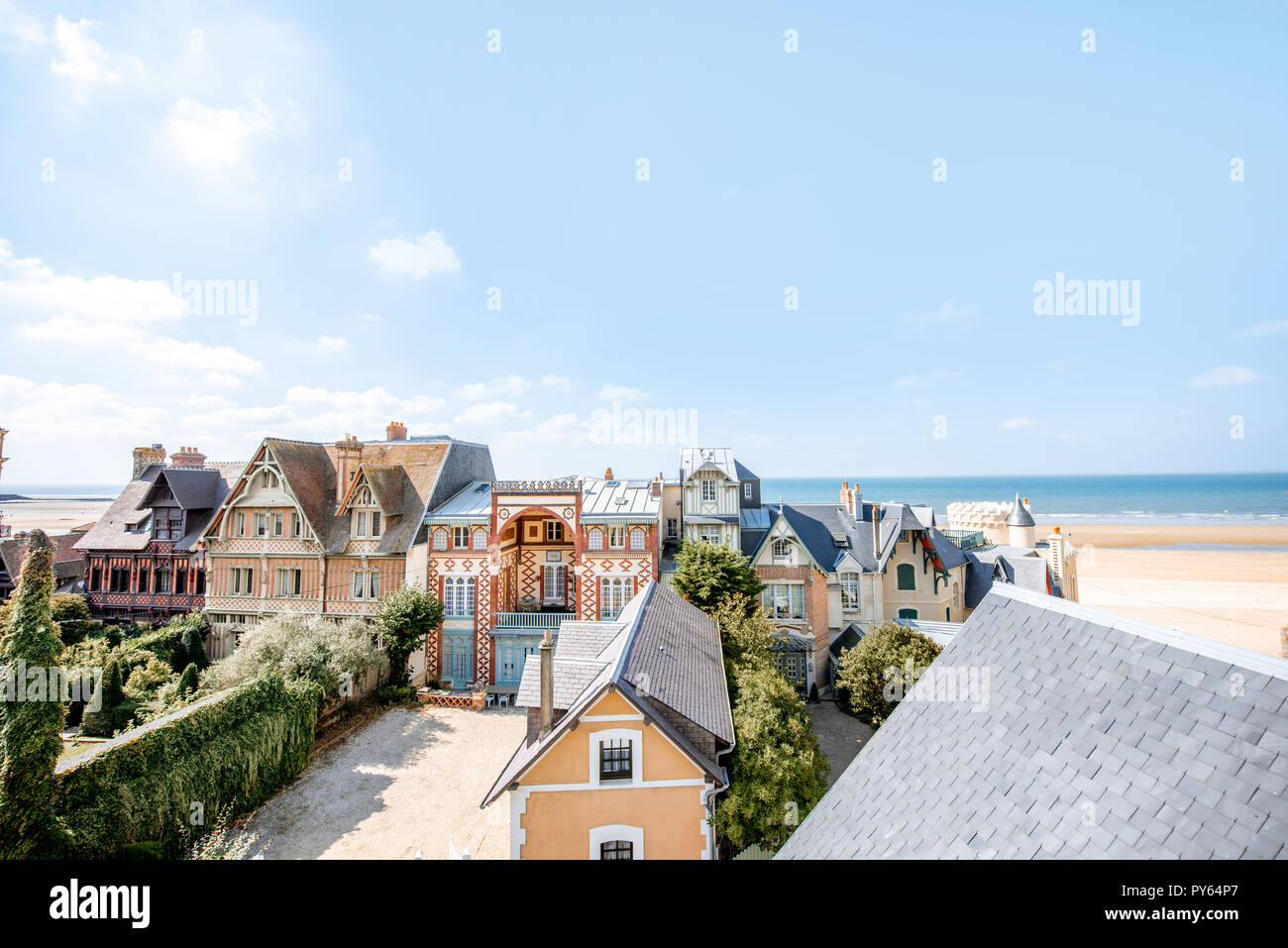 Les toits de maisons de luxe près de la plage de Trouville, célèbre station française en Normandie Banque D'Images