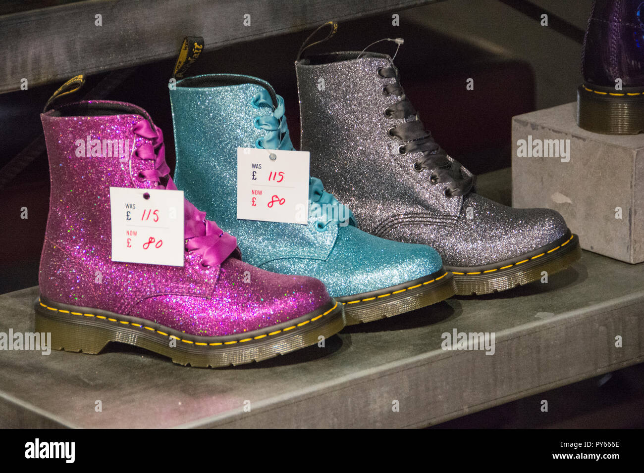 Pascal Glitter Doc Marten bottes dans une fenêtre afficher sur Carnaby Street, London, UK Banque D'Images