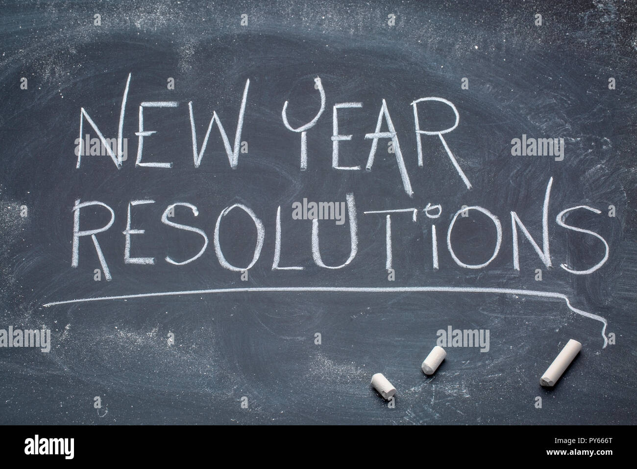 Résolutions pour la nouvelle année - craie blanche sur un tableau noir de l'écriture malpropre Banque D'Images