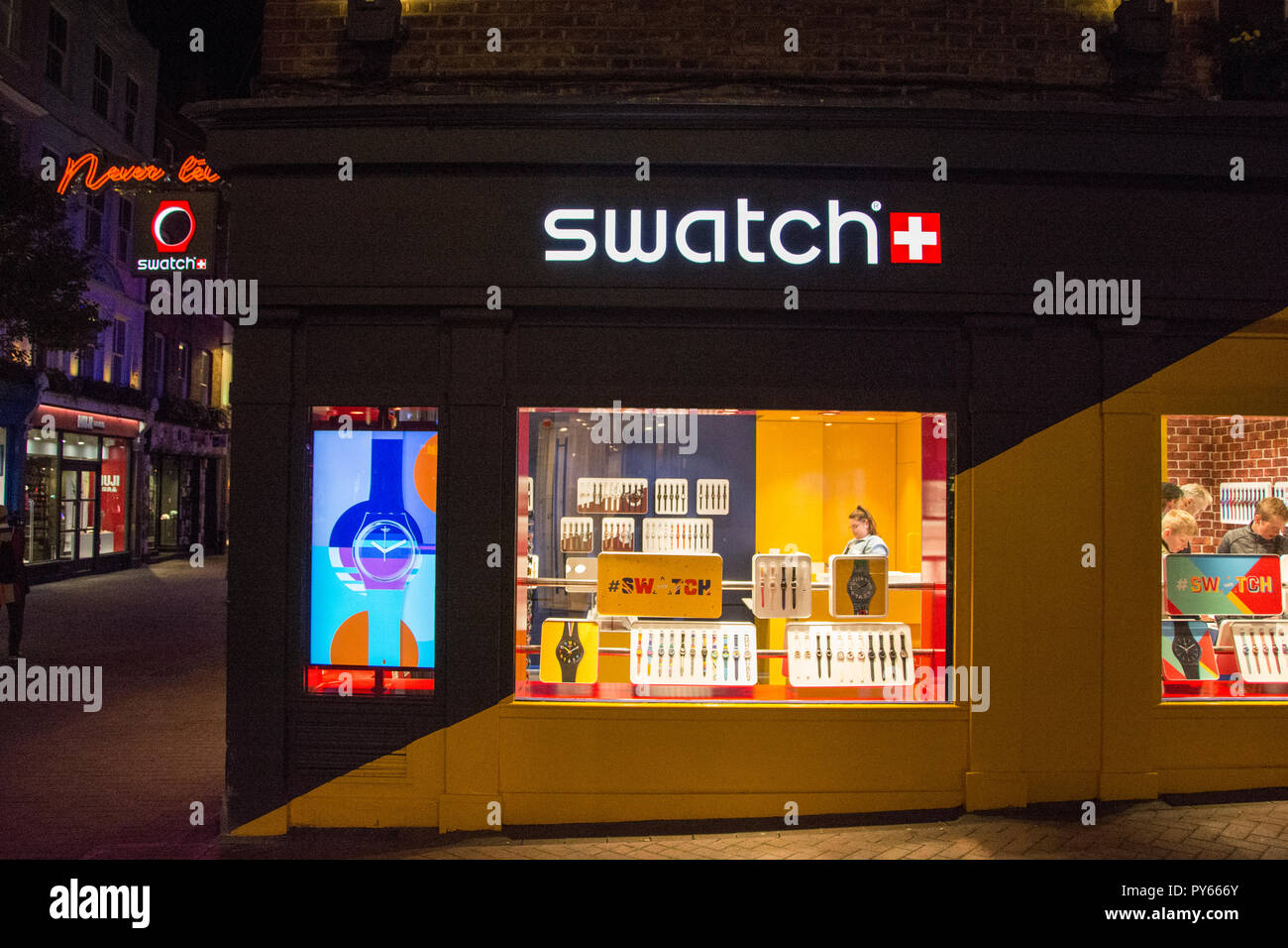 Point de vente au détail Swatch sur Carnaby Street, Soho, London, UK Photo  Stock - Alamy