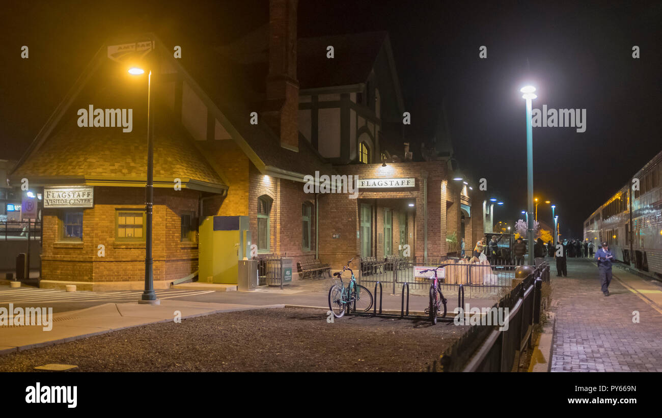 Vue nocturne de la station de train à Flagstad, Arizona. Amtrak Train Chef sud-ouest est à droite. Banque D'Images