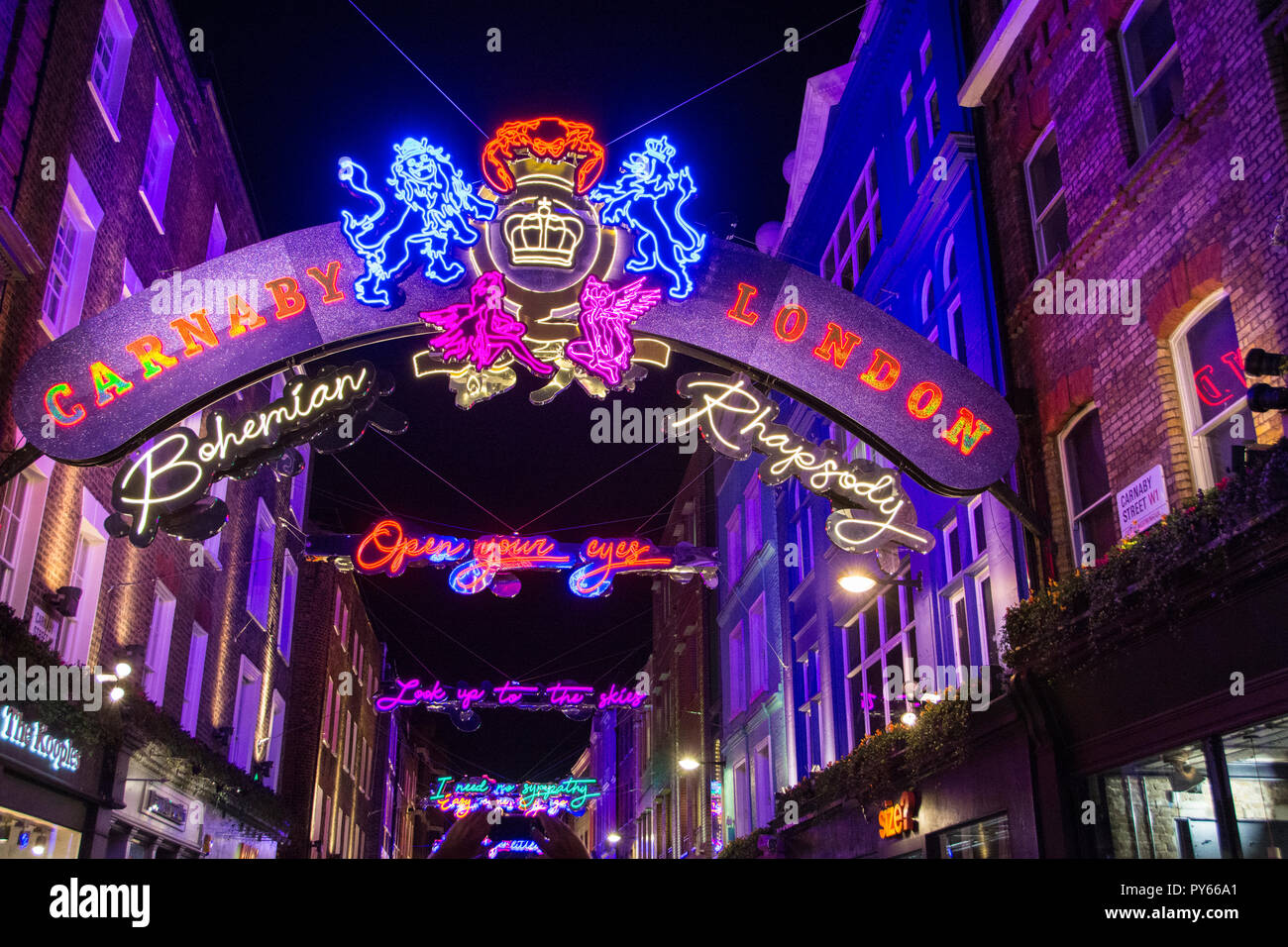 Ouvrez vos yeux - Lit Queen Bohemian Rhapsody a inspiré les lumières de  Noël sur l'écran d'installation de Carnaby Street, London, UK Photo Stock -  Alamy
