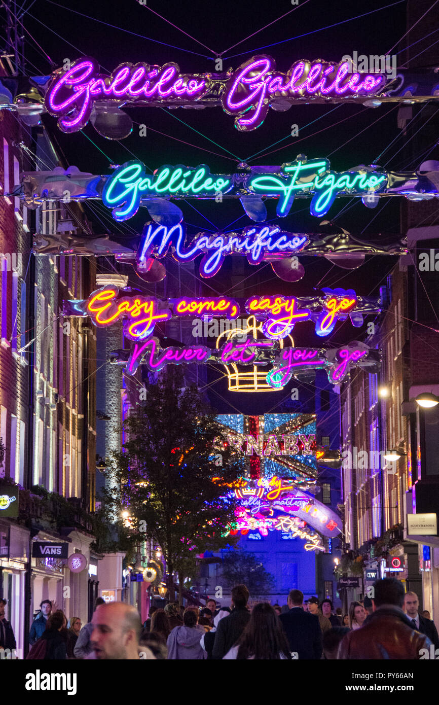Galilée, Galilée - Lit Queen Bohemian Rhapsody a inspiré les lumières de Noël sur l'écran d'installation de Carnaby Street, London, UK Banque D'Images