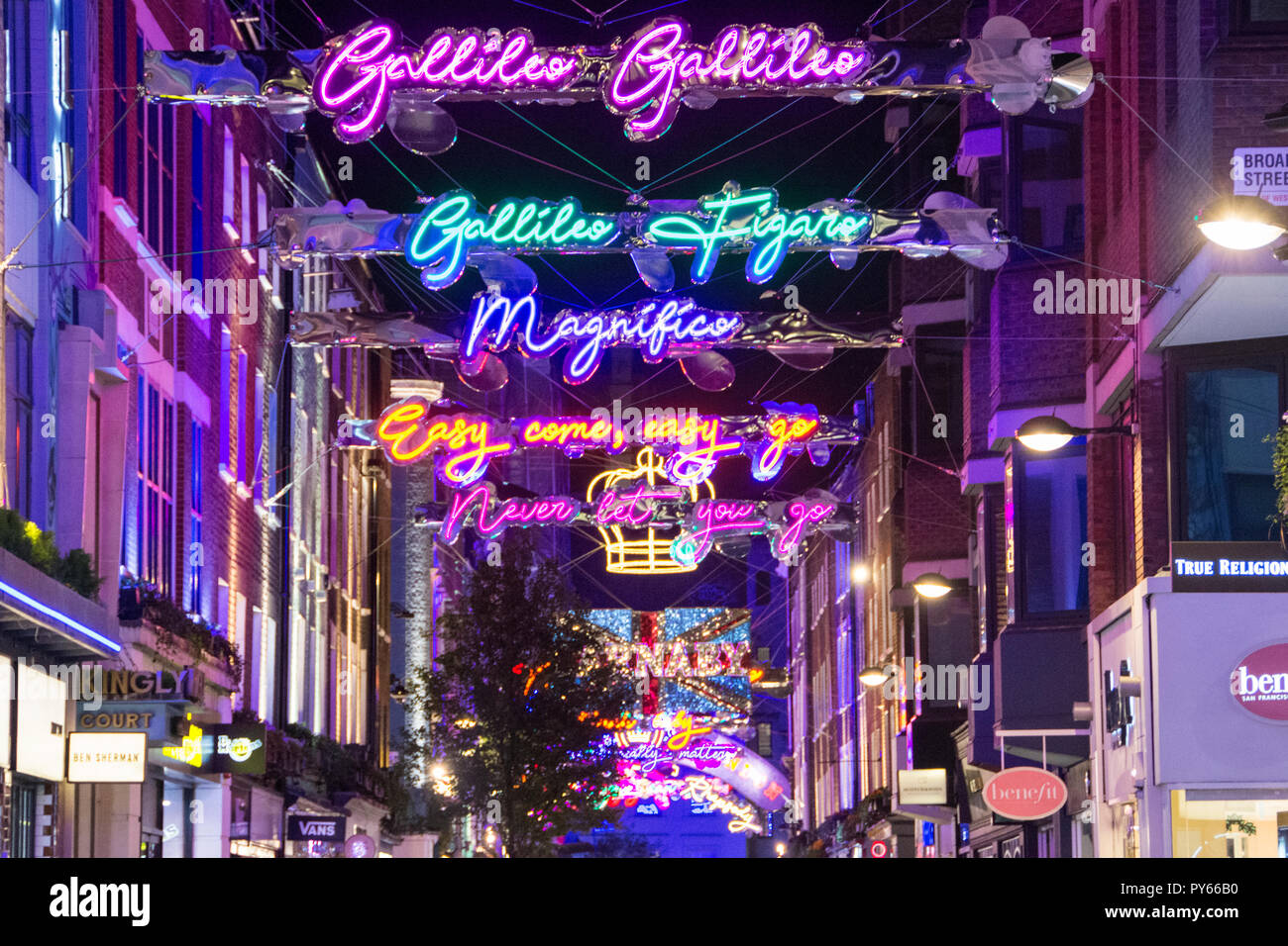 Galilée, Galilée - Lit Queen Bohemian Rhapsody a inspiré les lumières de Noël sur l'écran d'installation de Carnaby Street, London, UK Banque D'Images