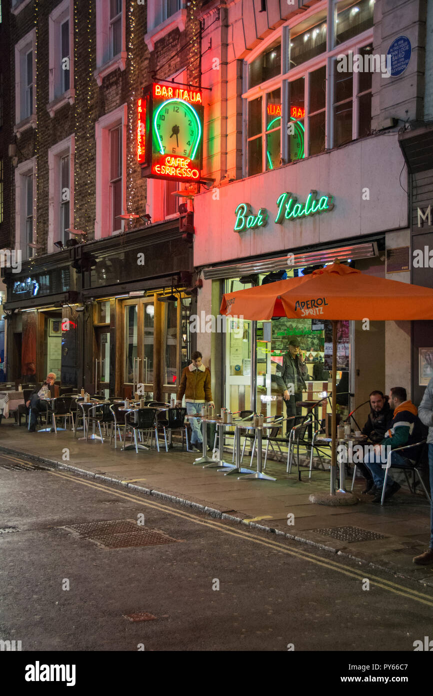 John Loge Baird plaque bleue devant le café italien traditionnel de Soho « Bar Italia » ouvert 24 heures sur 24 sur Frith Street, Soho, Londres, W1, Royaume-Uni Banque D'Images