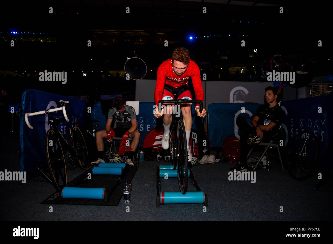 Vue générale des coureurs U21 qui s'échauffent au cours du troisième jour de la série de six jours à Lee Valley Volopark, Londres. APPUYEZ SUR ASSOCIATION photo. Date de la photo: Jeudi 25 octobre 2018. Le crédit photo devrait se lire: Steven Paston/PA Wire. Banque D'Images