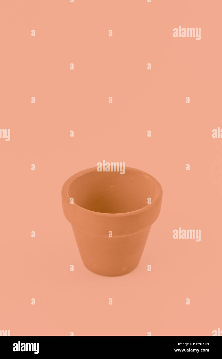 Encore des objets de la vie sur une surface de couleur - vase en terre cuite Banque D'Images