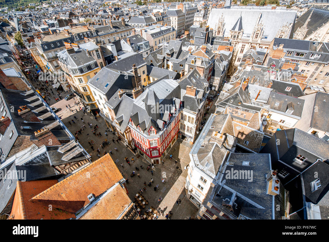Vue d'en haut sur les toits de la vieille ville de Rouen ville pendant la journée ensoleillée en Normandie, France Banque D'Images