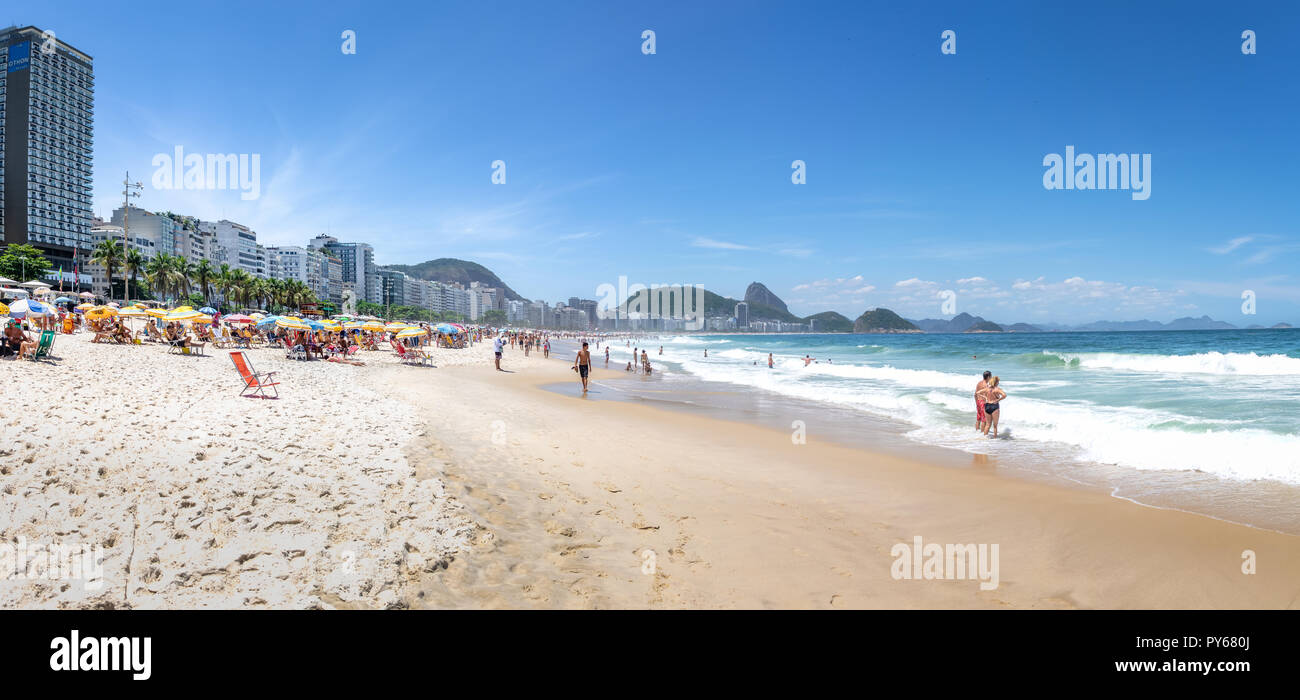 Vue panoramique sur la plage de Copacabana avec pain de sucre sur l'arrière-plan - Rio de Janeiro, Brésil Banque D'Images