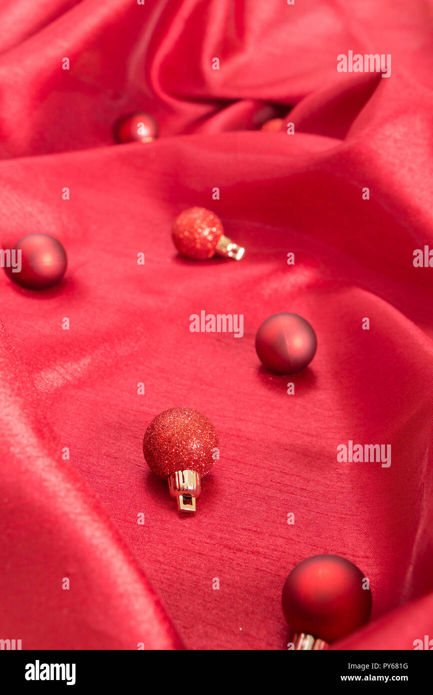 Boules de Noël rouge riche en tissu ondulé. Banque D'Images