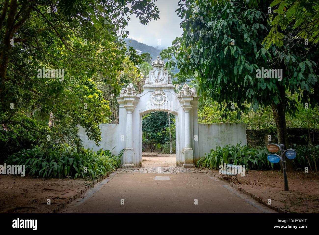 Portail et ruines de l'ancienne usine de poudre au Jardim Botanico Botanical Garden - Rio de Janeiro, Brésil Banque D'Images