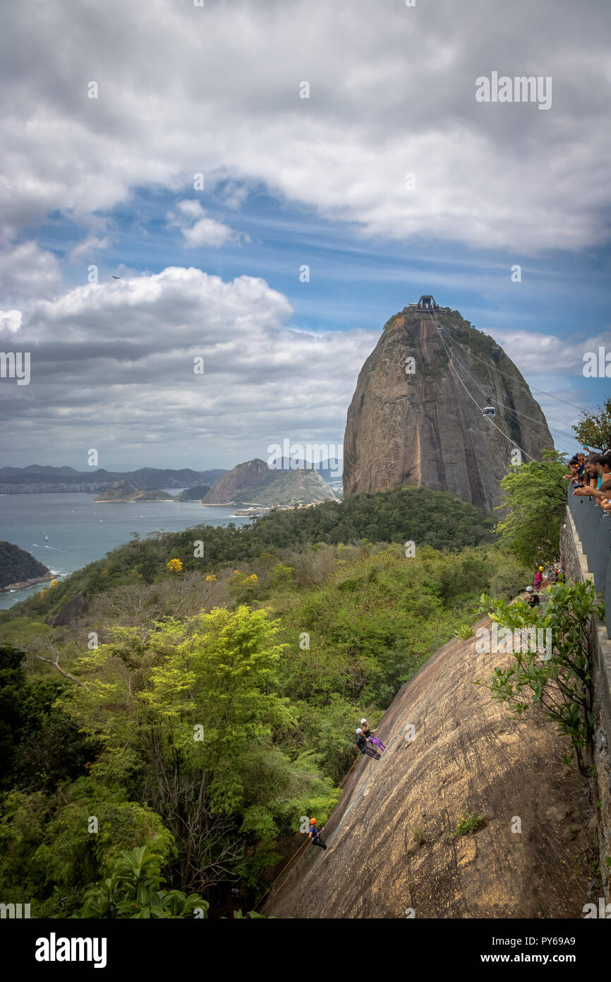 People climbing Urca Hill avec pain de sucre sur l'arrière-plan - Rio de Janeiro, Brésil Banque D'Images