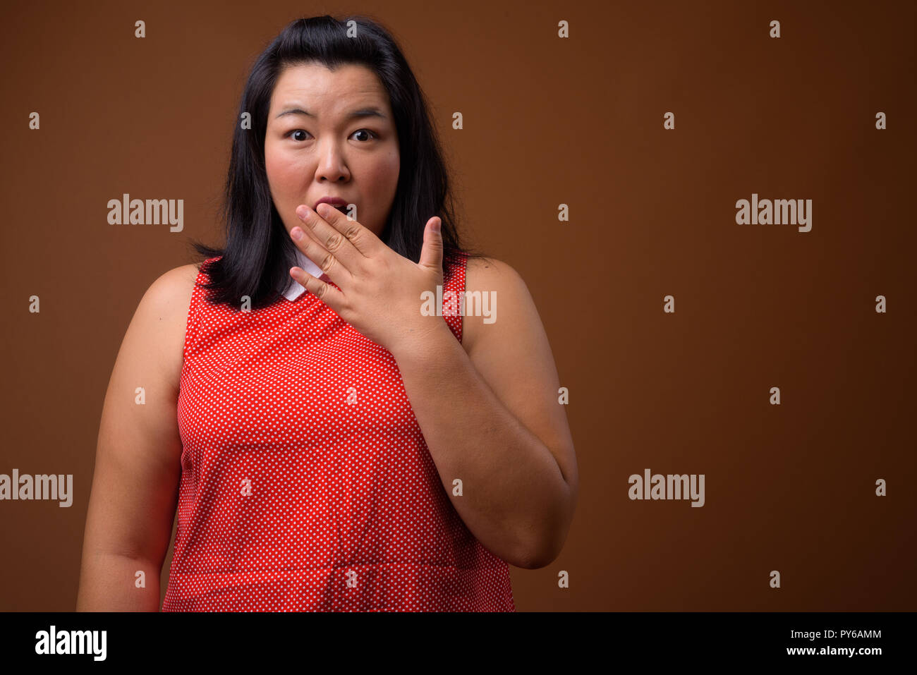 Coupable de l'embonpoint Asian woman looking choqué et surpris Banque D'Images