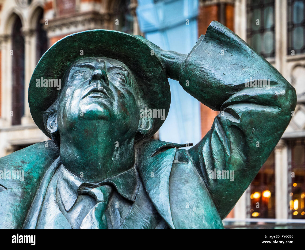 Statue de Sir John Betjeman à St Pancras Londres - Martin Jennings, sculpteur, 2007. Banque D'Images