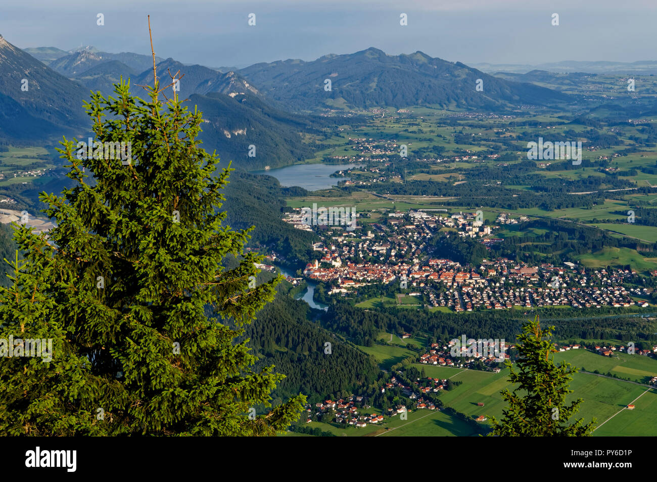 Vue depuis la montagne Tegelberg sur Füssen avec des montains en arrière-plan, district d'Ostallgäu, Allgäu, Bavière, Allemagne Banque D'Images