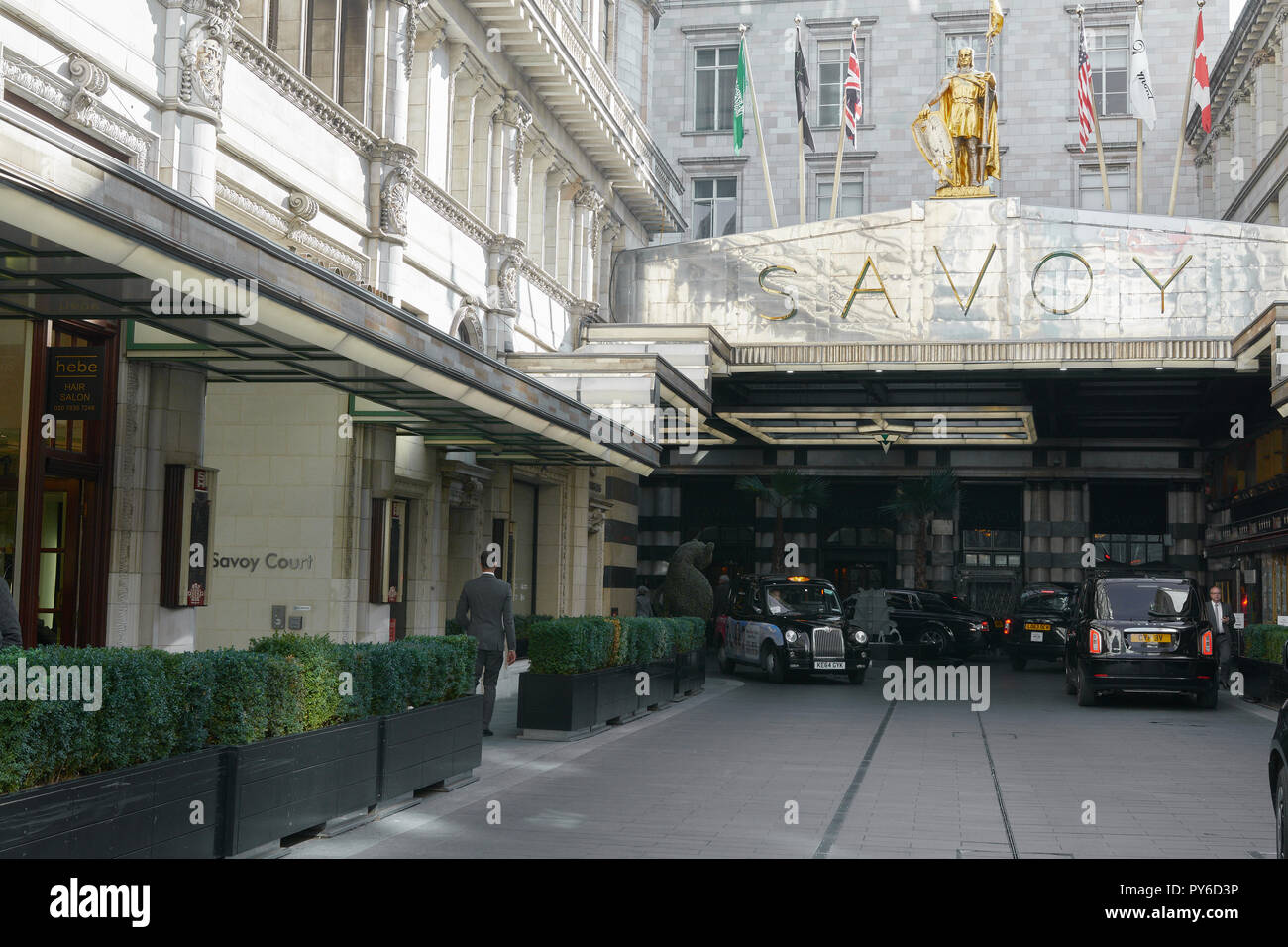 Entrée de l'hôtel Savoy, Londres, Angleterre. Banque D'Images