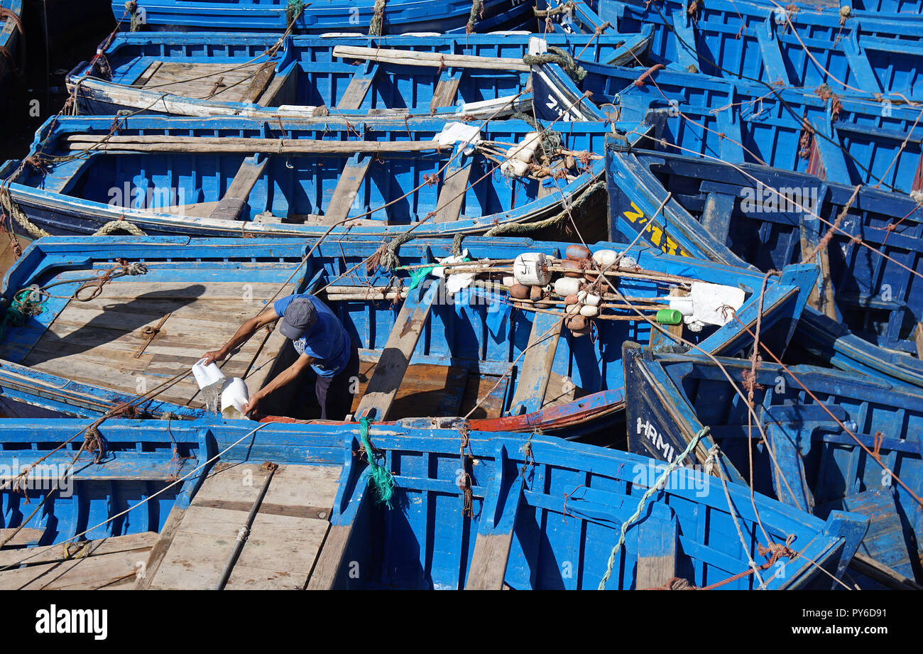 Bateaux de pêche en bois bleu dans le port d'Essaouira, Maroc. Banque D'Images