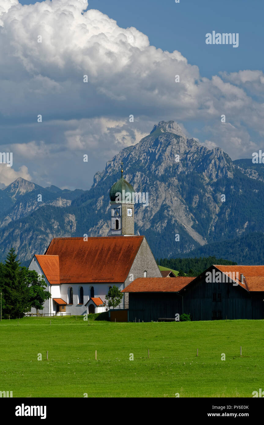 Église de pèlerinage 'aria Hilf' à Speiden (qui fait partie d'Eisenberg), montagnes Tannheimer en arrière-plan, district d'Ostallgäu, Allgäu, Bavière, Allemagne Banque D'Images