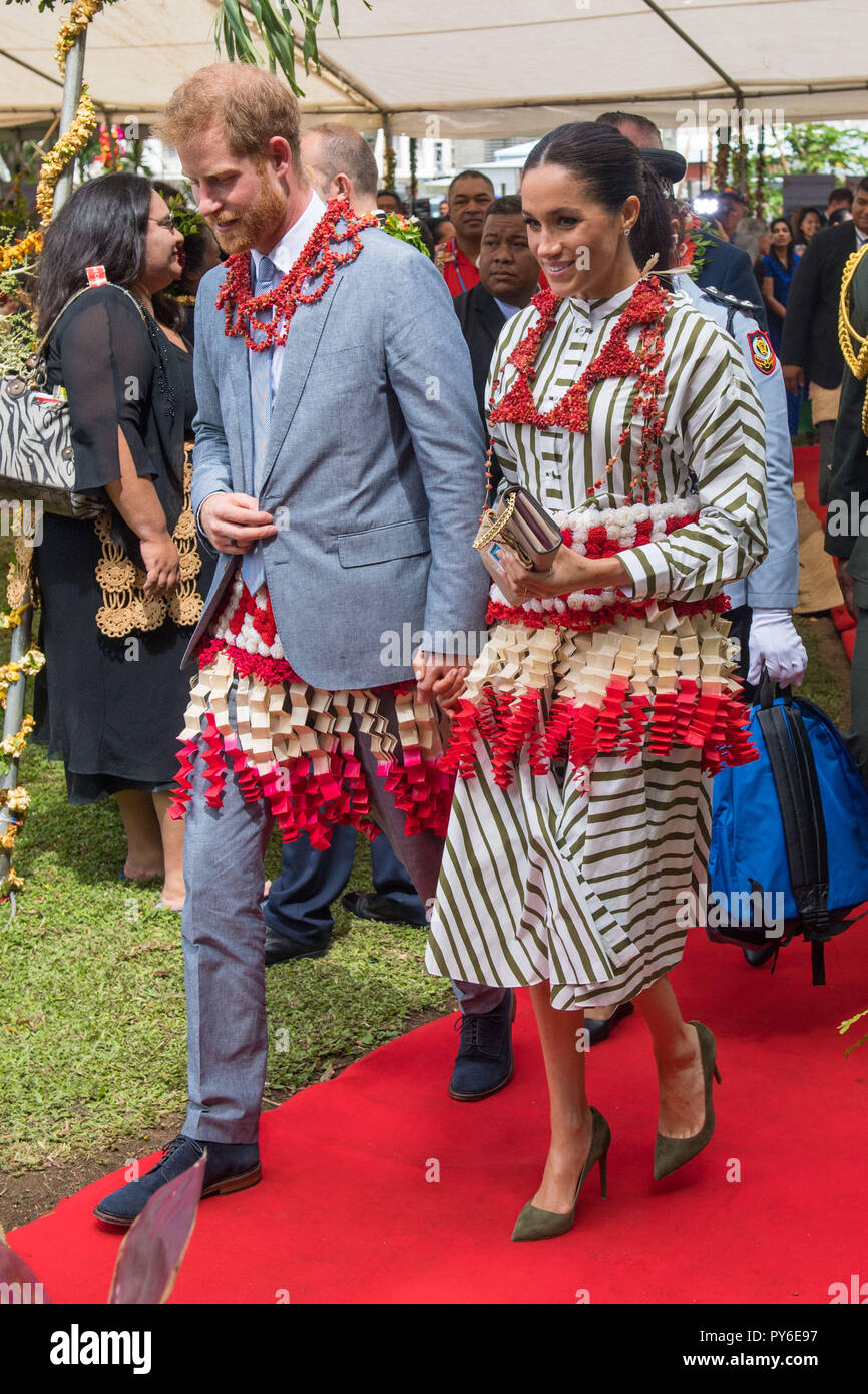 Le duc et la duchesse de Kent porter Ta'ovala lors d'une visite à une exposition d'artisanat de Tonga à la Fa'onelua Convention Center, à Nuku'alofa, Tonga, le deuxième jour de la visite du couple royal à Tonga. Banque D'Images