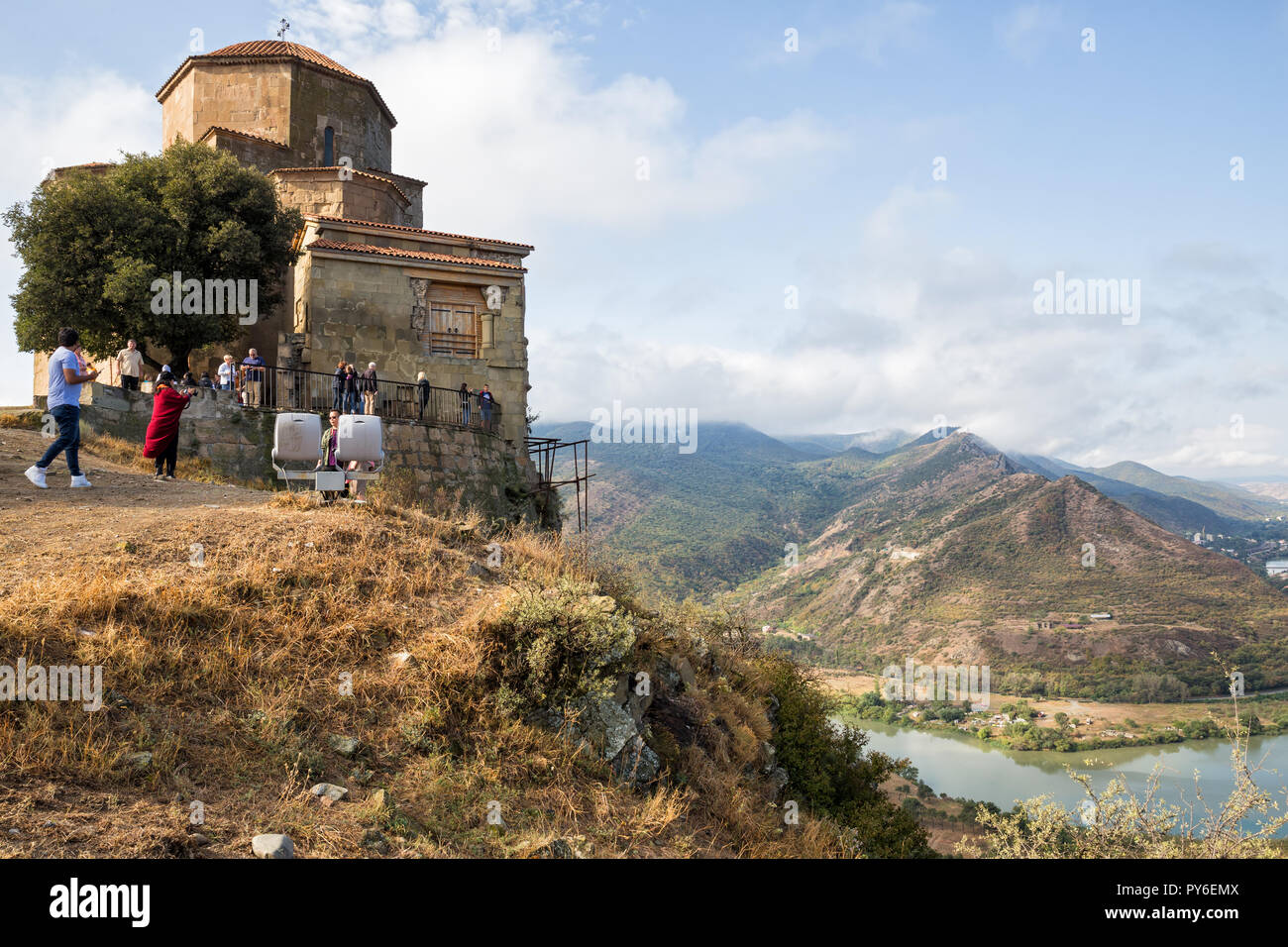 MTSKHETA (GÉORGIE) - 23 septembre 2018 : les touristes d'admirer une vue magnifique de la montagne monastère de Jvari Banque D'Images