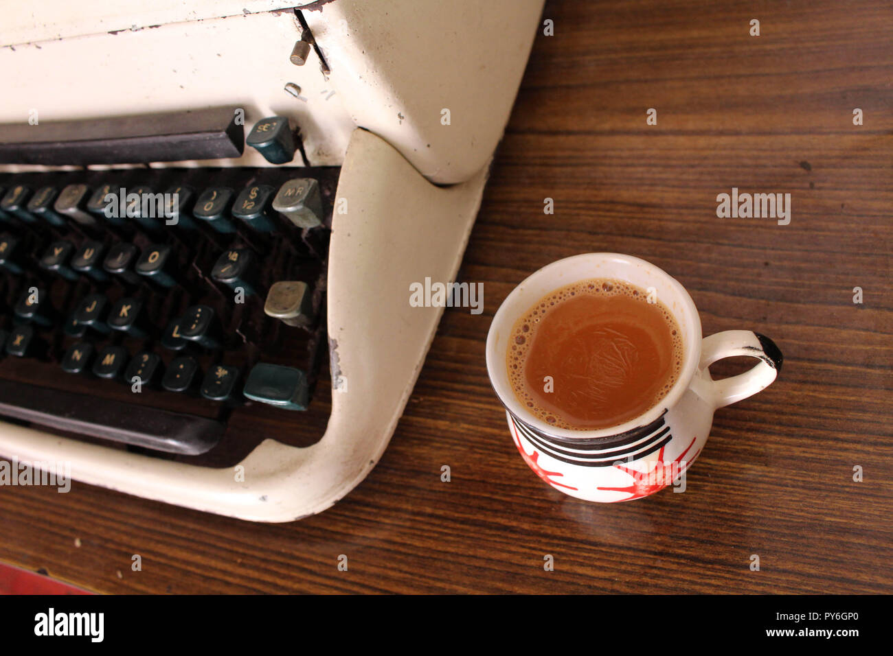 Traduction : la machine à écrire ou de type vintage et une tasse de thé  chai. Matinée parfaite ! Photo Stock - Alamy
