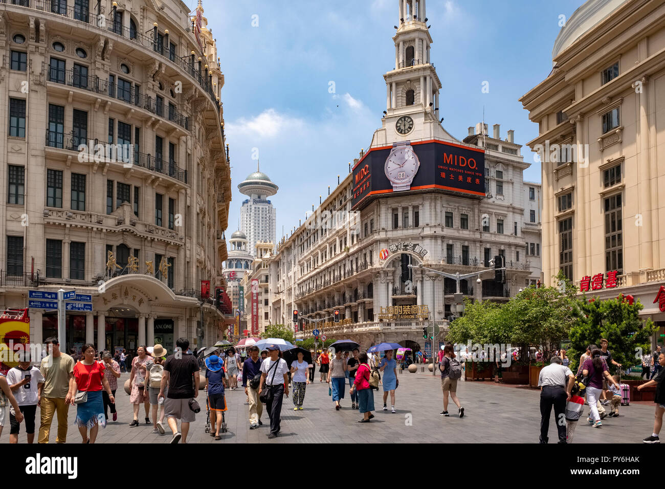 Shanghai, Chine - acheteurs et touristes sur la rue East Nanjing Road Banque D'Images