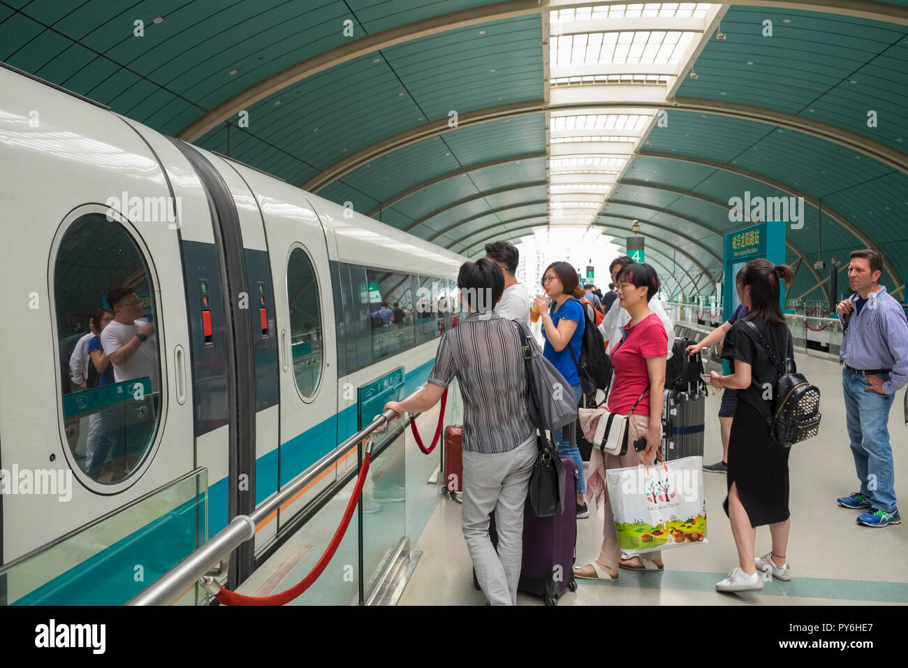 Les passagers d'un train Maglev à Shanghai, Chine, Asie Banque D'Images